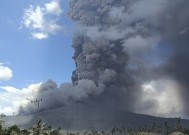 印度尼西亚的勒沃托比拉基火山拉基火山继续释放出高耸的热云层